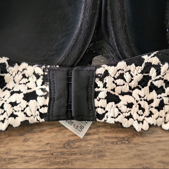 2/$18. ”WACOAL” BLACK BRA w/WHITE LACE DETAIL SIZE 38C - Picture 4 of 8